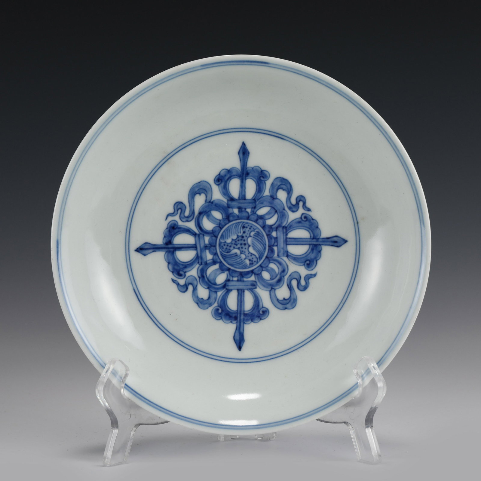 CHENGHUA BLUE & WHITE DRAGON PLATE: Dimensions (cm): Diameter: 20 Height: 4 Chinese Ming Dynasty Period Blue & white dragon motif porcelain Plate. The porcelain potted in shallow vessel form, thick and large, with broad wide central int