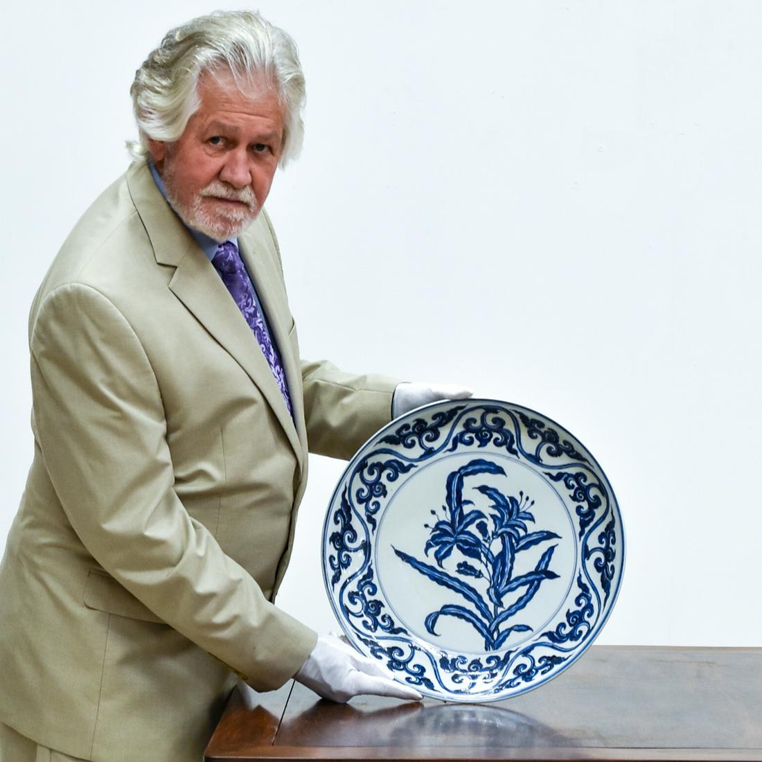 MING BLUE & WHITE DAFFODIL CHARGER (1 of 11)