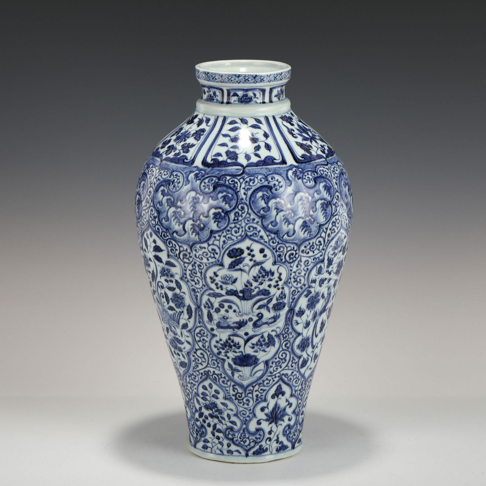 MING WANLI BLUE & WHITE VASE (1 of 10)