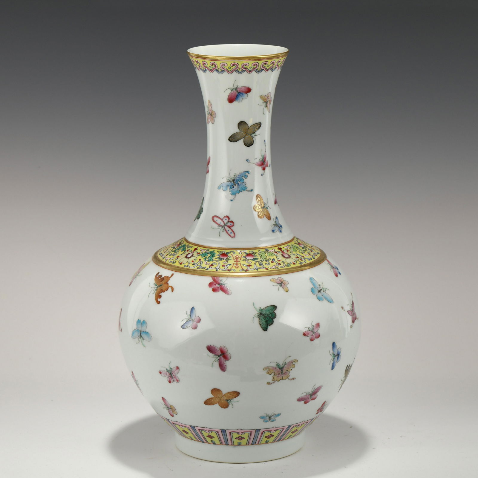 GUANGXU HUNDRED BUTTERFLIES REWARD VASE (1 of 10)