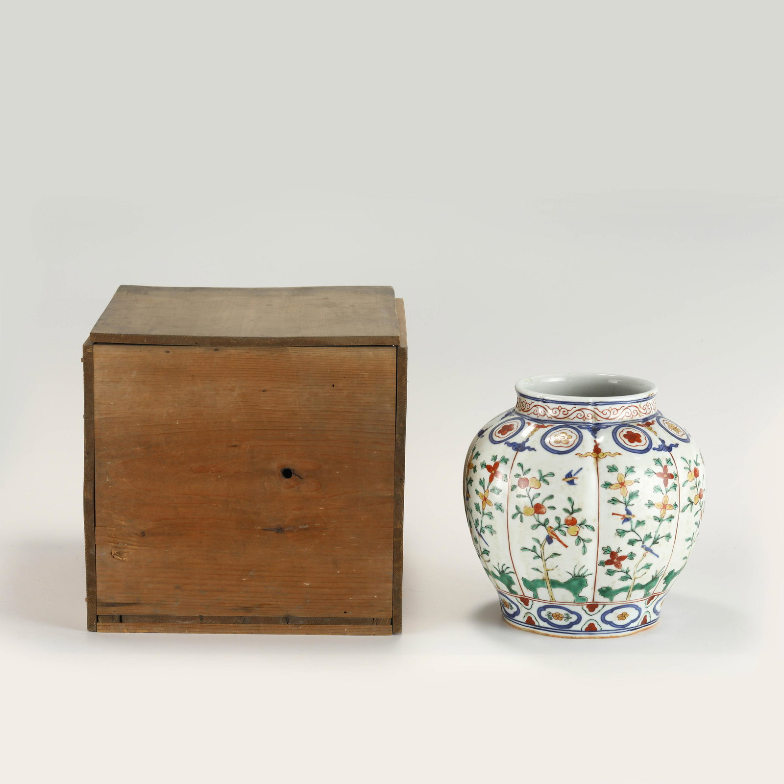 MING JIAJING WUCAI JAR IN BOX (1 of 10)