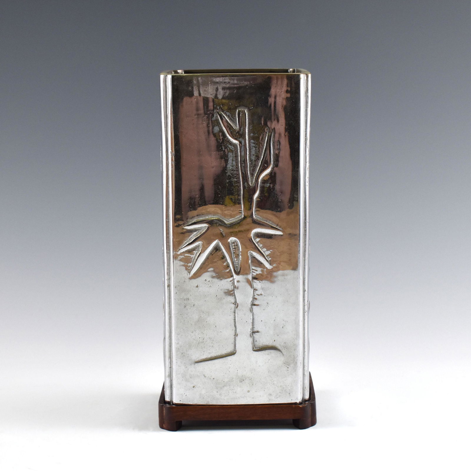 SILVER METAL FOUR-SIDED VASE WITH WOODEN BASE (1 of 9)