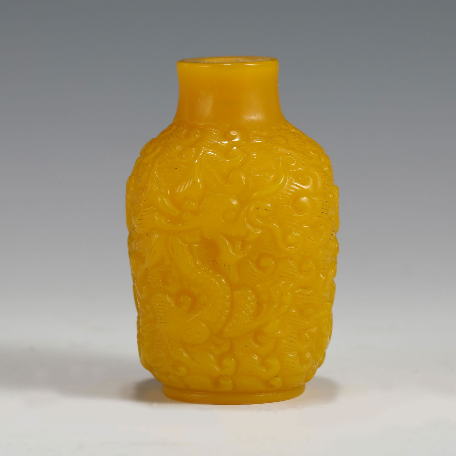 QIANLONG YELLOW PEKING GLASS SNUFF BOTTLE (1 of 9)