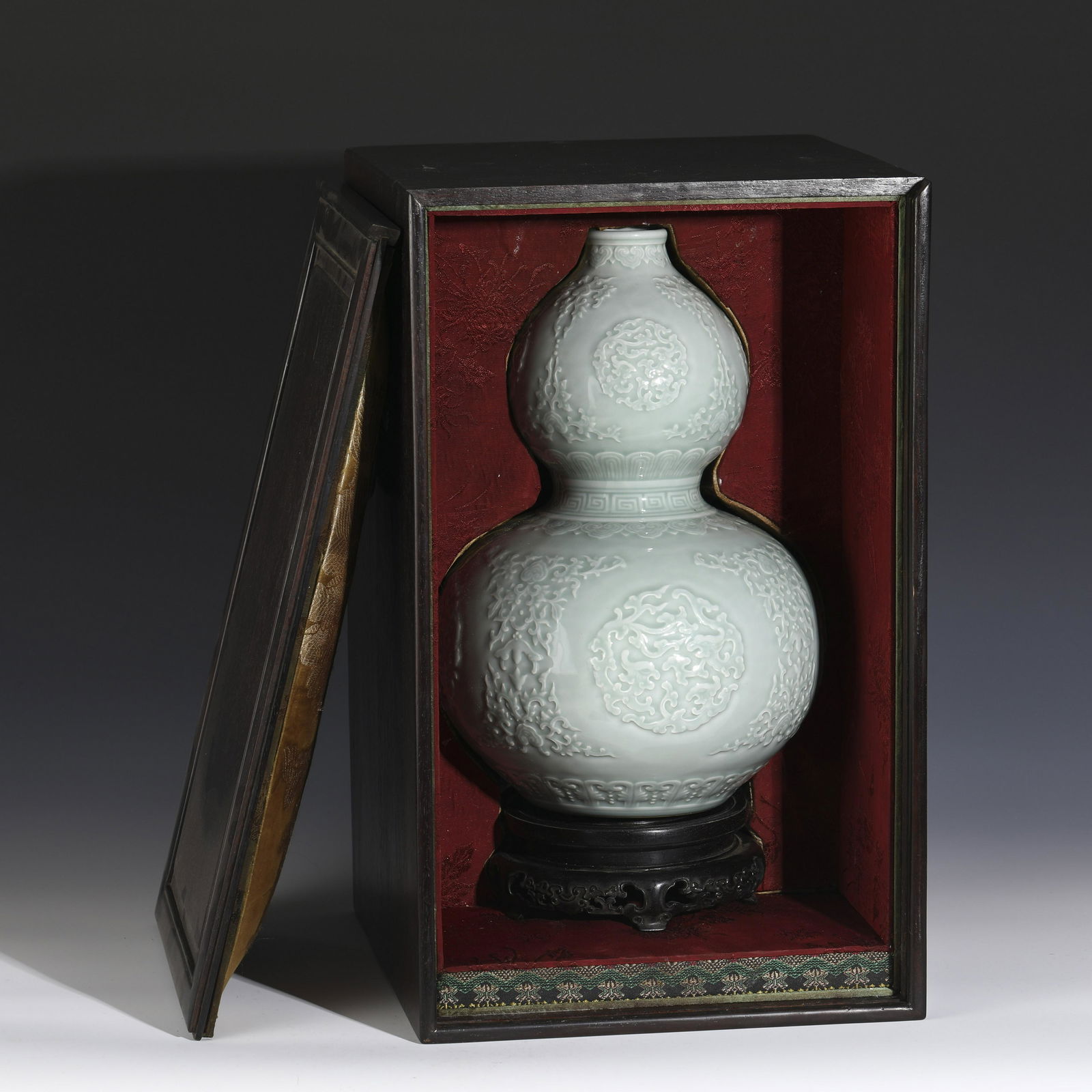 QING QIANLONG CARVED PORCELAIN GOURD VASE IN BOX (1 of 11)