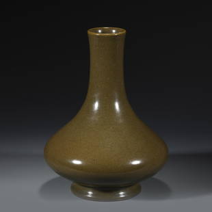 QING TEA DUST GLAZED BOTTLE: Dimensions: Width: 19.5cm, Height: 26.5cm Chinese Qing Dynasty QianLong Tea Form Porcelain Vase. Potted in celestial shape vase, thick and tall, globular lower body, tapered gracefully toward