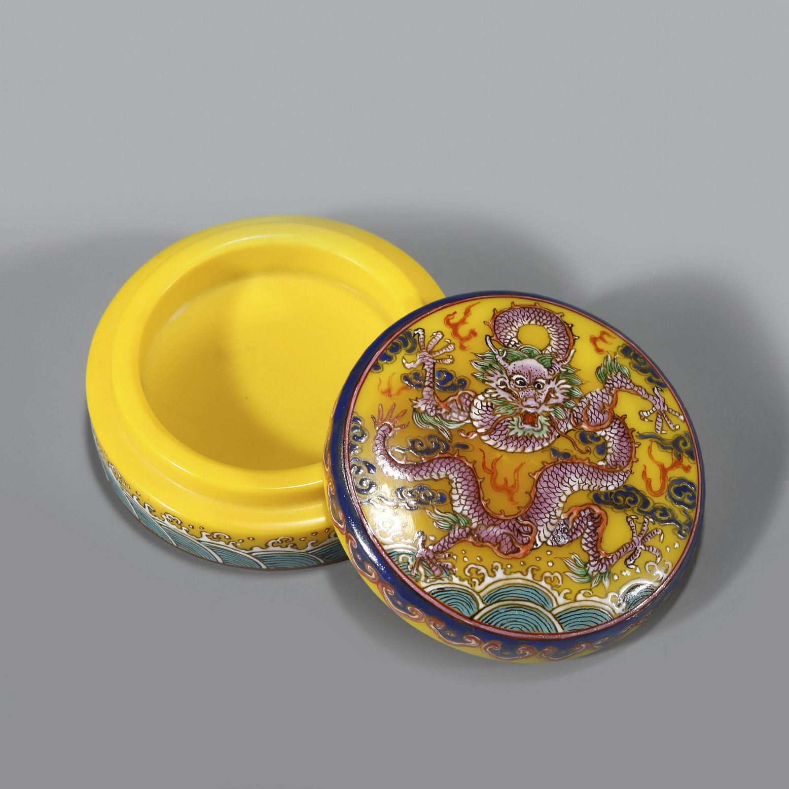 JIAQING PEKING GLASS PAINTING ENAMEL TRINKET BOX (1 of 8)