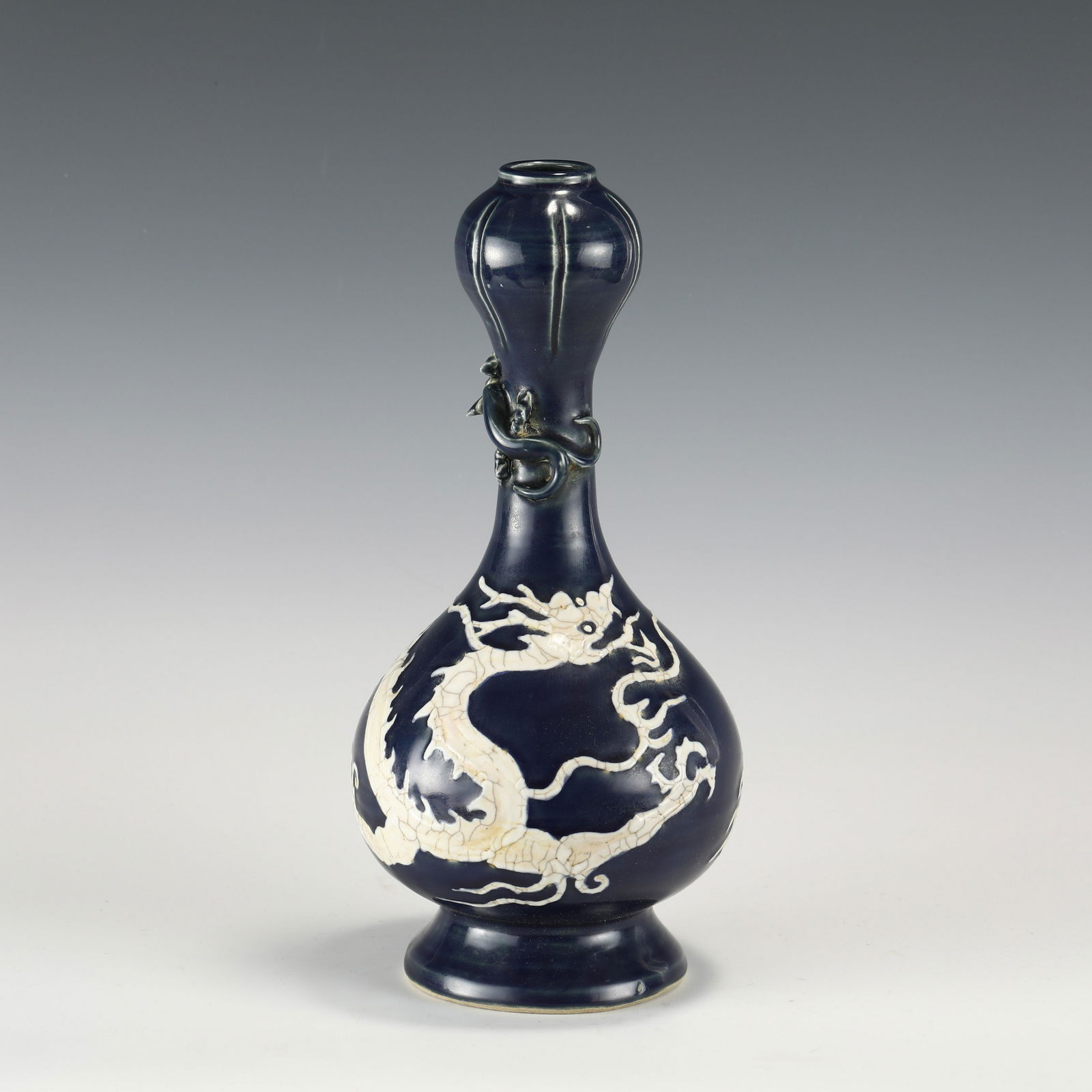 YUAN DYNASTY BLUE GLAZED WHITE DRAGON GARLIC BOTTLE (1 of 10)