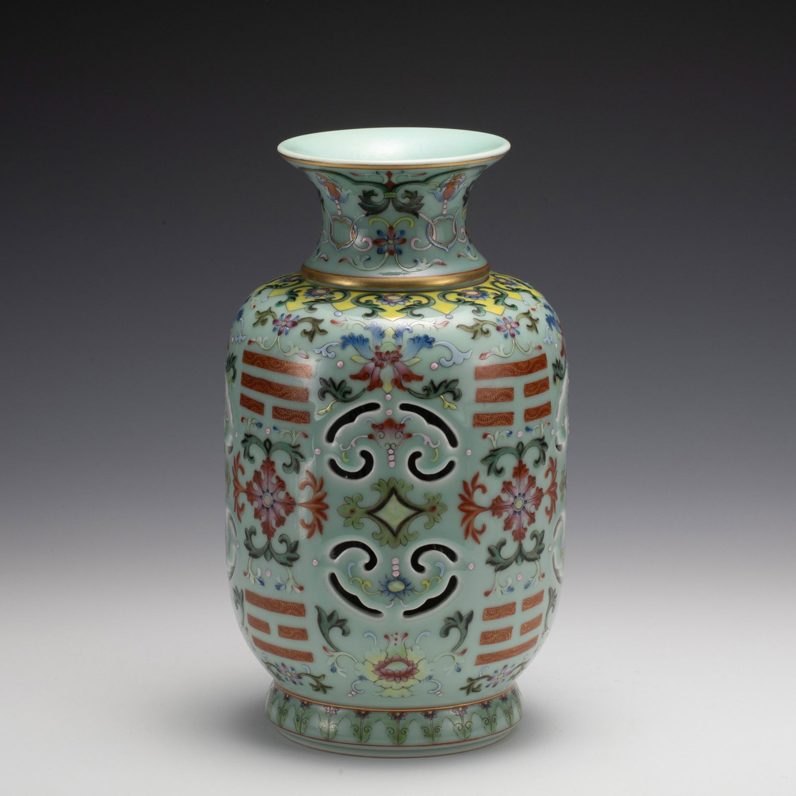 QING QIANLONG FAMILLE ROSE TURNING HEART VASE (1 of 8)