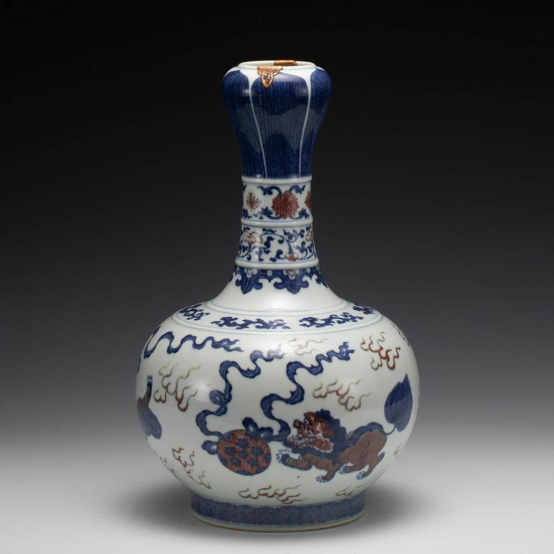 QING QIANLONG BLUE & WHITE GLAZED RED GARLIC REWARD VASE (1 of 10)
