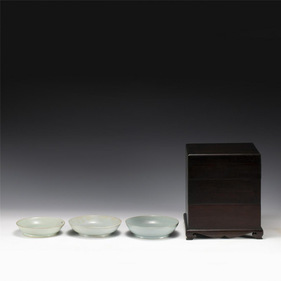 SET OF THREE SONG RU KILN PLATES IN BOX (1 of 7)