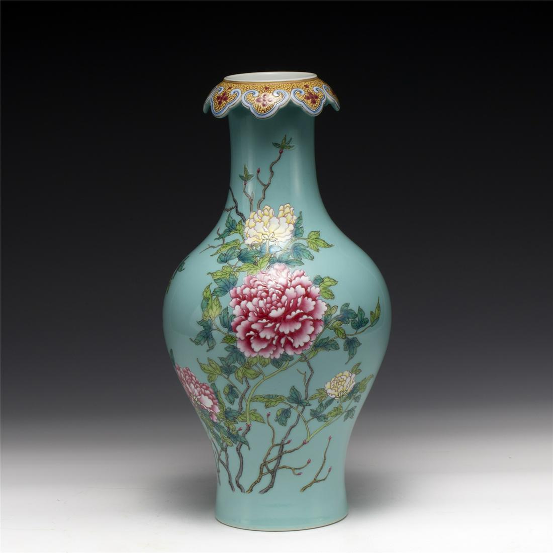 QING QIANLONG FAMILLE ROSE VASE (1 of 8)