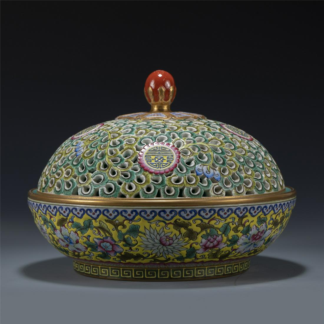 QING QIANLONG FAMILLE ROSE COVER BOX (1 of 9)