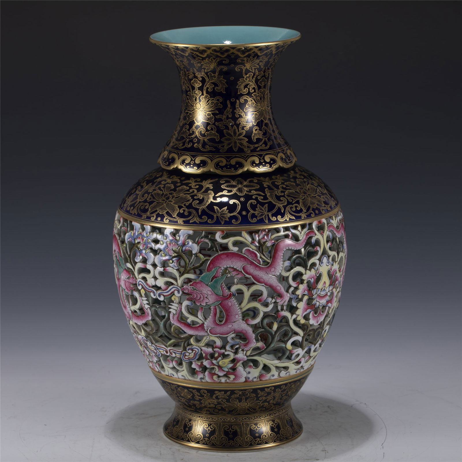 QING QIANLONG FAMILLE ROSE GOLD PAINTED ROTATING HEART BOTTLE (1 of 10)