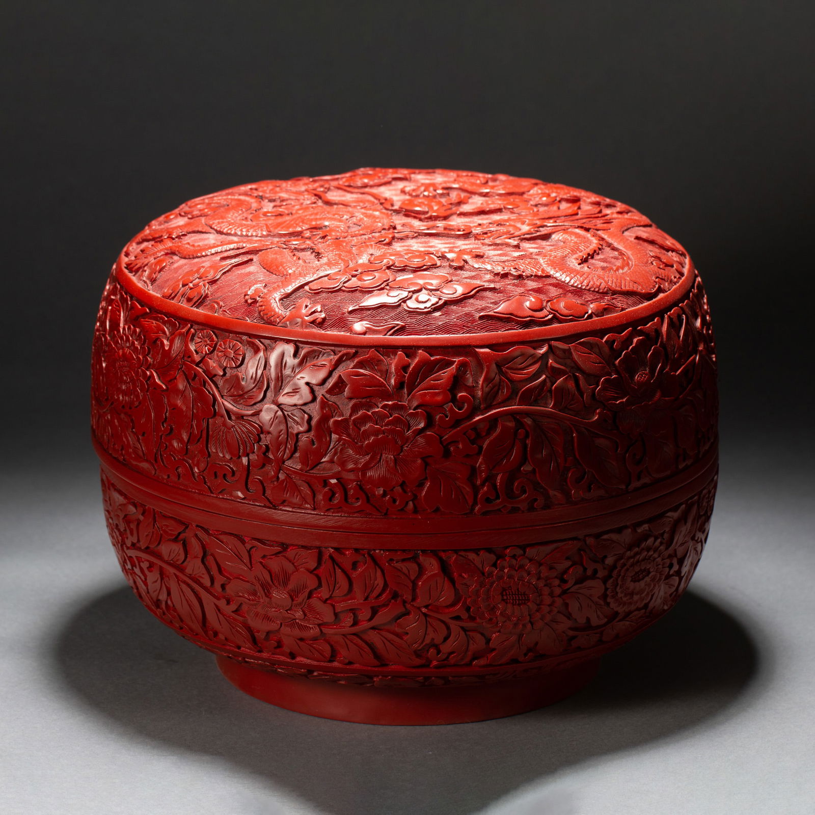 A CHINESE CARVED CINNARBAR LACQUER BOX (1 of 10)