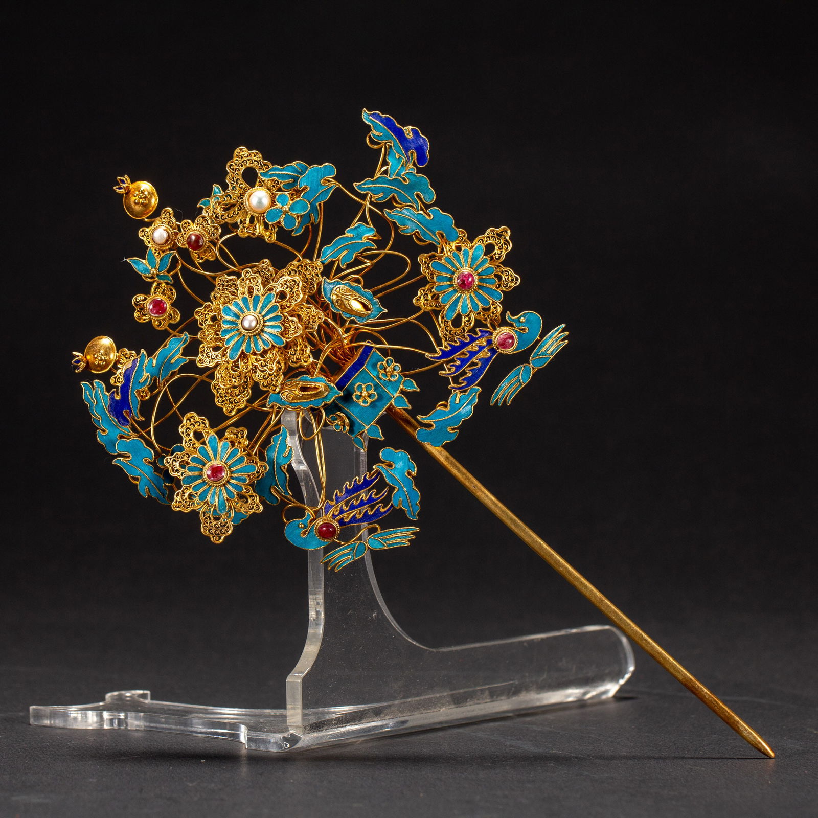 A CHINESE KING FISHER FEATHER DECORATED SILVER-GILT HAIRPIN (1 of 9)