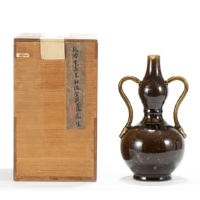 A CHINESE PERSIMMON GLAZED VASE IN WOODEN BOX