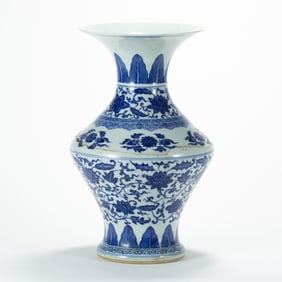 A CHINESE BLUE & WHITE FLORAL REWARD VASE