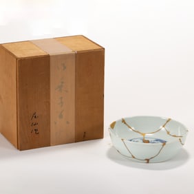 A CHINESE KINTSUGI BLUE & WHITE DISH IN WOODEN BOX