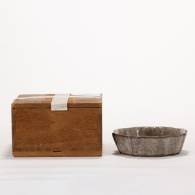A CHINESE GUAN WARE BEGONIA BRUSH WASHER IN WOODEN BOX