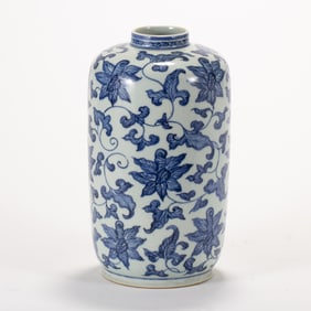 A CHINESE BLUE & WHITE SCROLLING FLORAL VASE