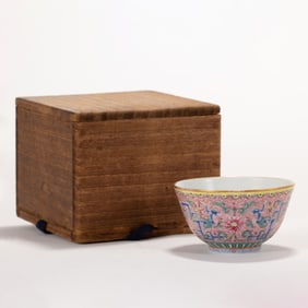 A CHINESE FAMILLE ROSE CUP IN WOODEN BOX