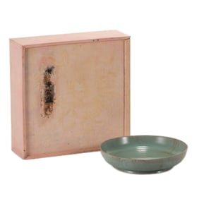 A CHINESE KINTSUGI RU WARE DISH IN WOODEN BOX
