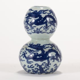 A CHINESE BLUE & WHITE DRAGON MOTIF DOUBLE GOURD VASE