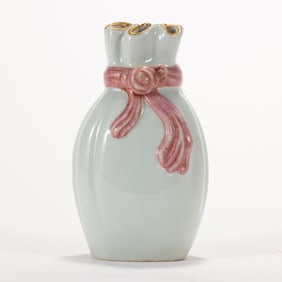 A CHINESE DOUQING & RIBBON DECORATION BAG POUCH VASE