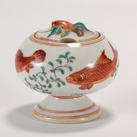 A CHINESE WUCAI CARP LIDDED JAR