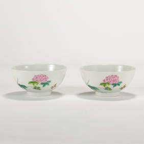 PAIR FAMILLE ROSE FLORAL BOWLS (1 of 10)