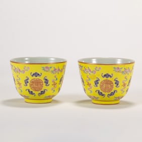 PAIR CHINESE FAMILLE JAUNE & GOLD BOWLS