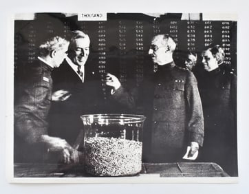 PHOTO WOODROW WILSON WWI DRAFT SELECTING NUMBERS