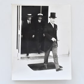 PHOTO OF PRESIDENT WOODROW WILSON EXITS WHITE HOUSE WITH TREATY OF VERSAILLES
