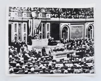 PHOTO OF PRESIDENT WOODROW WILSON EXITS WHITE HOUSE WITH TREATY OF VERSAILLES