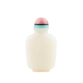 A CARVED WHITE JADE SNUFF BOTTLE