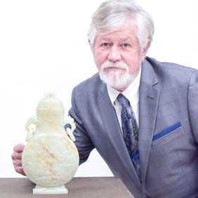 EXTRAORDINARY, SUPERB CHINESE JADE LIDDED VASE