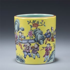 QING FAMILLE ROSE BRUSH POT