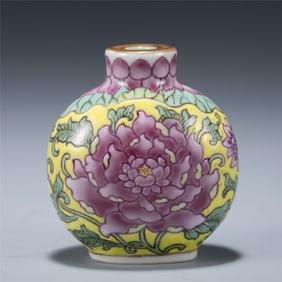 QING FAMILLE ROSE LOTUS SNUFF BOTTLE