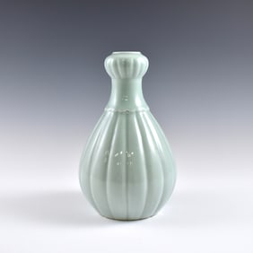YONGZHENG DOUQING GLAZED RIBBED GARLIC VASE