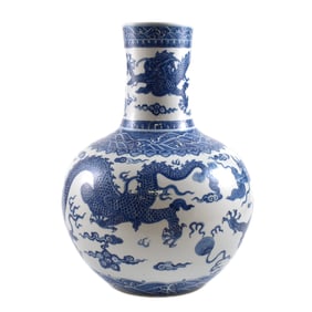 A FINE CHINESE BLUE & WHITE DRAGON REWARD VASE