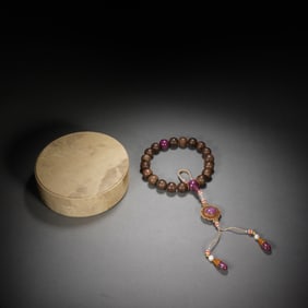 AN AGARWOOD BRACELET