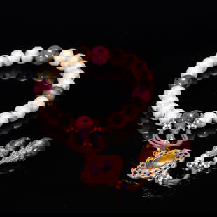 EIGHTEEN - BEAD HAND - HELD ROSARY: Dimensions: L. 1.2 cm. W. 1.2 cm. H. 1.2 cm. Weight 80 grams. This is an eighteen - bead hand - held rosary made of pearl. It is composed of white pearl beads and purple tourmaline beads, adorned with