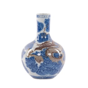 CHINESE BLUE & RED DRAGON MOTIF REWARD VASE