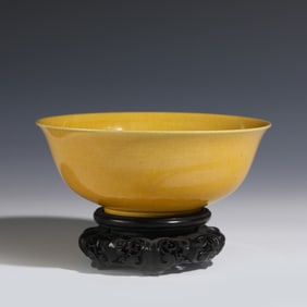 QIANLONG FAMILLE ROSE FU BAT & CLOUDS PEAR VASE