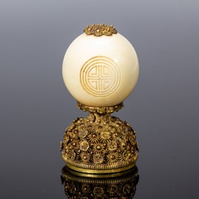 AN EXQUISITE HAT ORNAMENT