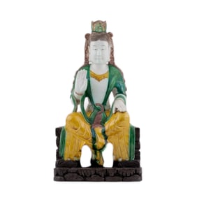 CHINESE SANCAI GLAZED PORCELAIN SEATED GUANYIN FIGURE