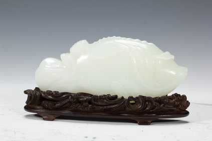A WHITE JADE FISH - SHAPED ORNAMENT