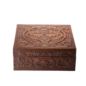 AN EXQUISITELY CARVED WOODEN BOX