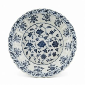 MING BLUE & WHITE CHARGER WITH BARBED RIM