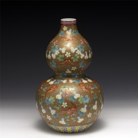 QING QIANLONG GOLDEN LAND FAMILLE ROSE GOURD BOTTLE